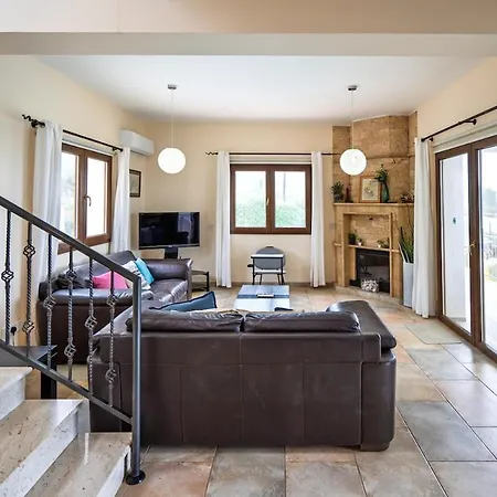 Seafront Agnanti In Paphos With Private Pool And Games * Nea Dimmata